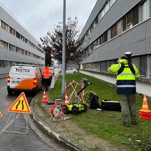 Détection de réseaux enterrés par RDETEK : Radar de sol Techniciens RDETEK effectuant une détection de réseaux avec radar de sol et équipements de traçage sur site urbain.