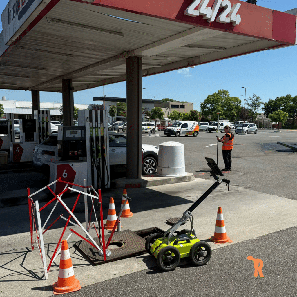 Détection de réseaux souterrains par radar GPR en station Technicien utilisant un radar GPR pour la détection de réseaux dans une station-service 24/24 avec balisage de sécurité.