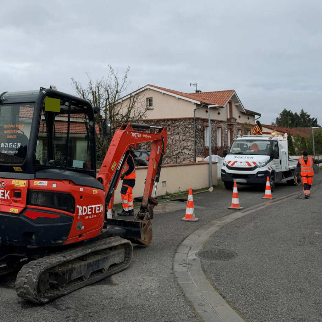 Détection de réseaux RDETEK : mini-pelle et camion chantier Chantier RDETEK Réseaux avec mini-pelle et camion Iveco pour détection de réseaux et travaux de génie civil.