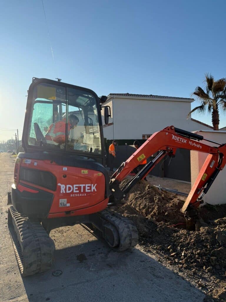 Travaux de terrassement RDETEK avec mini-pelle Kubota Mini-pelle Kubota de RDETEK Réseaux effectuant des travaux de terrassement et creusement près d'une habitation.