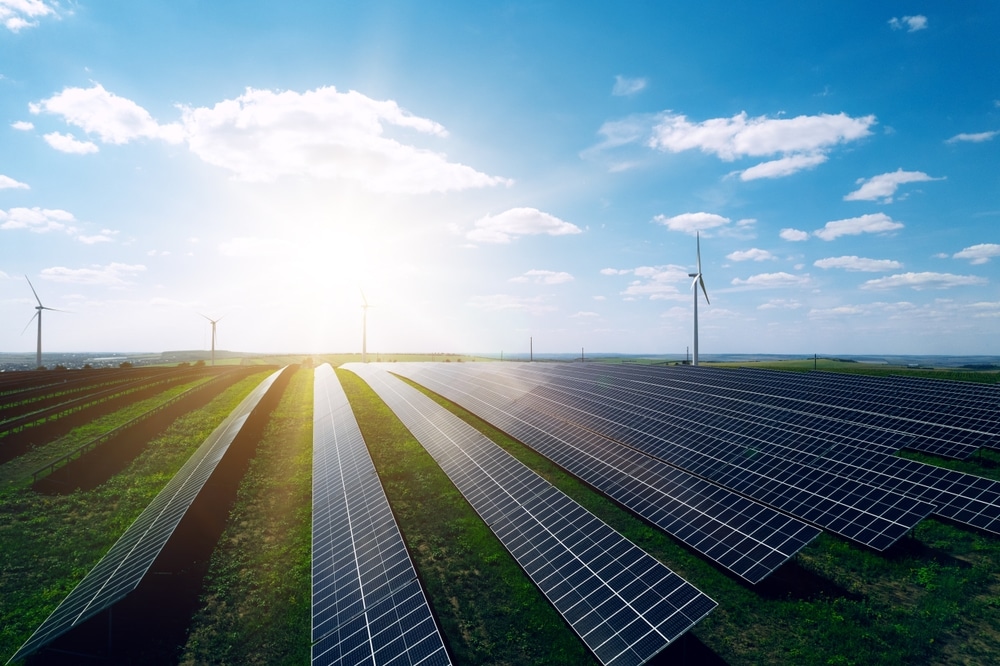 Énergie Renouvelable : Parc de Panneaux Solaires et Éoliennes Parc solaire et éoliennes sous un soleil éclatant pour une énergie renouvelable propre et durable.